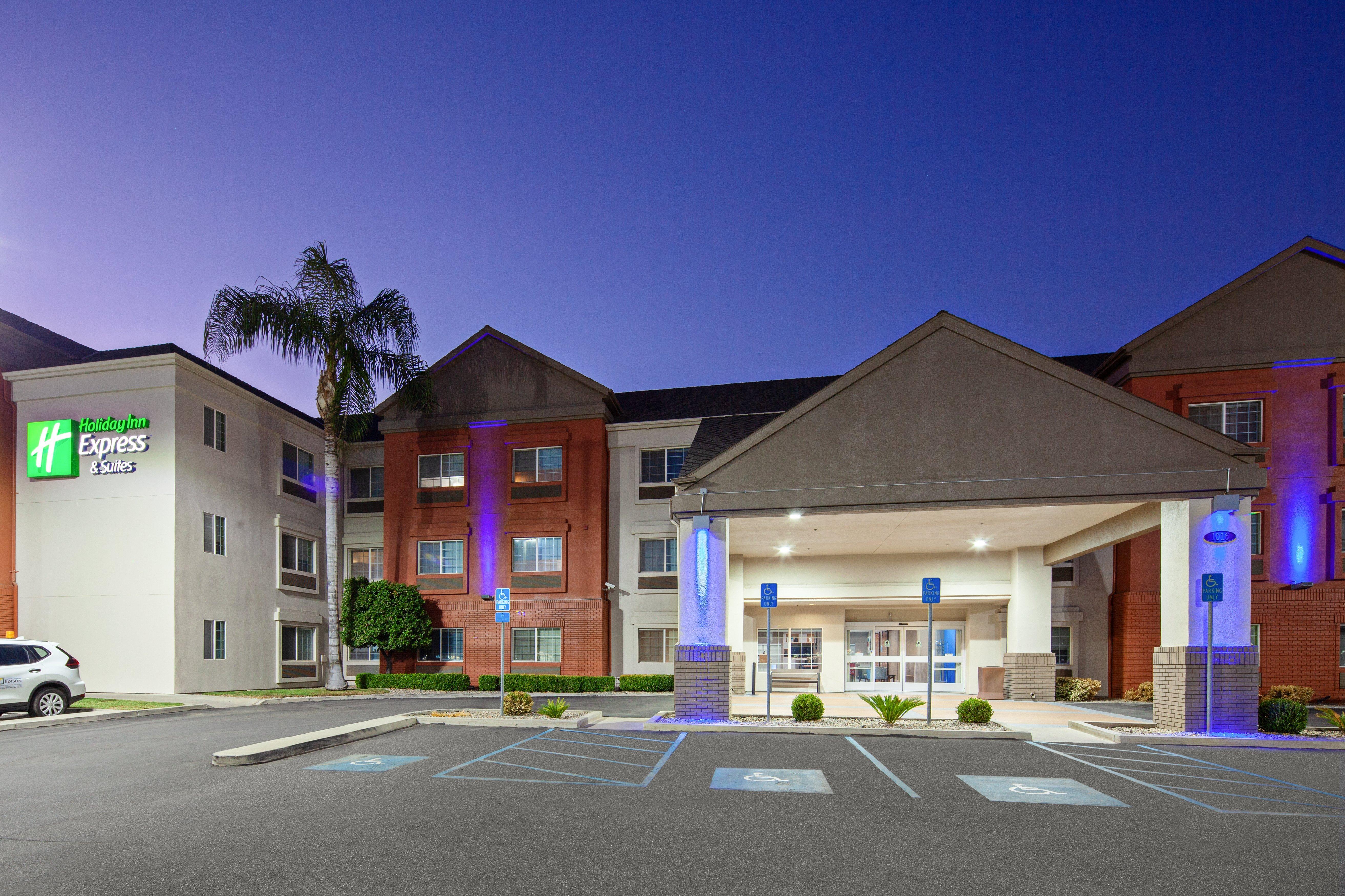 Holiday Inn Express & Suites - Tulare By Ihg Exterior photo