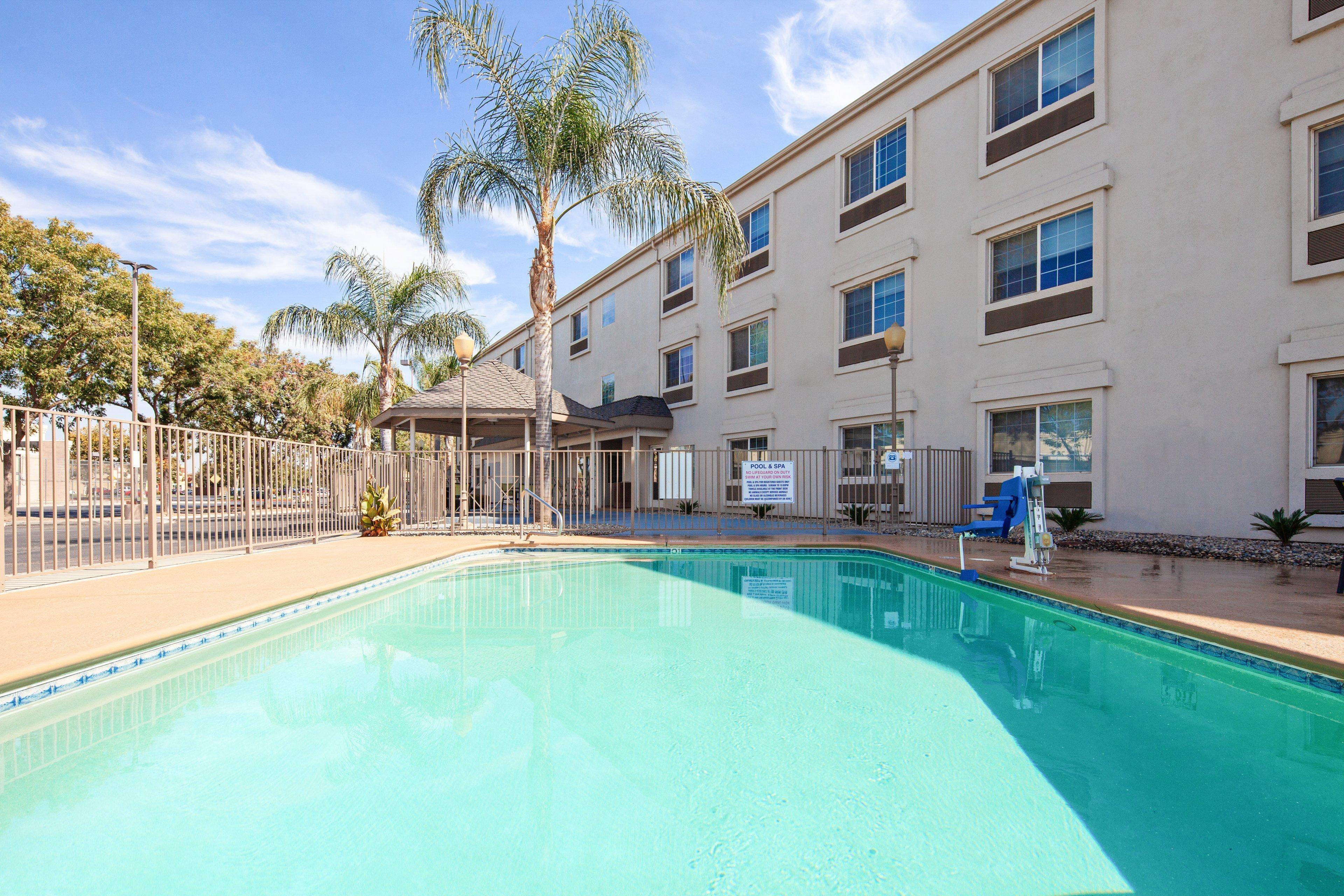 Holiday Inn Express & Suites - Tulare By Ihg Exterior photo