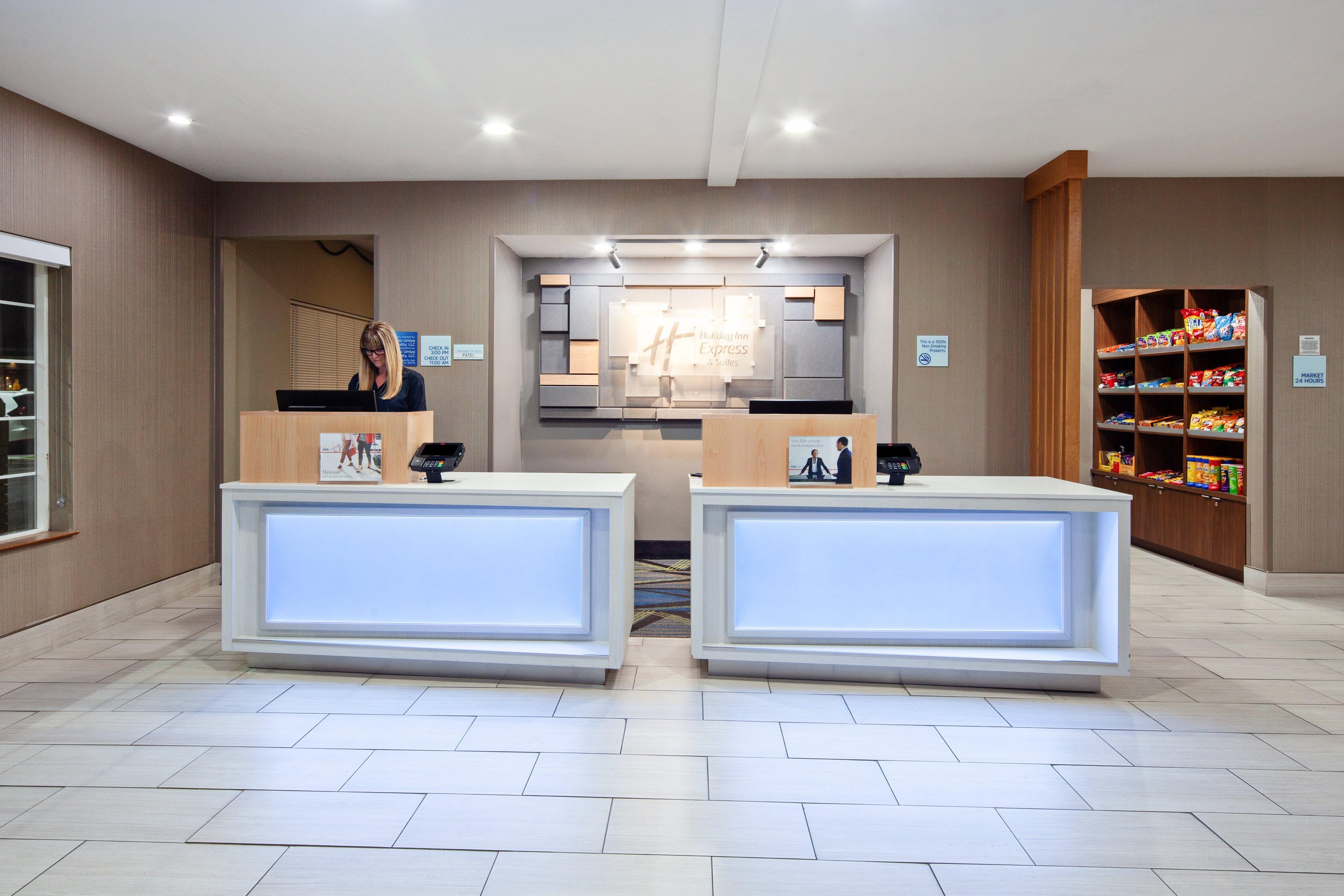 Holiday Inn Express & Suites - Tulare By Ihg Exterior photo